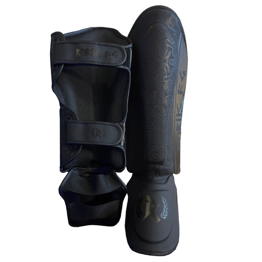 Rurik Fightgear Grimnir säärisuojat on suunniteltu thainyrkkeilyyn ja potkunyrkkeilyyn. Ergonominen muotoilu, tehokas iskunvaimennus ja kestävät kiinnitykset. Kuvassa säärisuoja pari edestä ja takaa