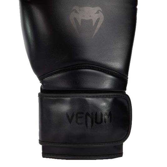 Venum Contender 1.5 on laadukas aloitustason nyrkkeilyhanska säännölliseen käyttöön. Tyylikäs mustaa mustalla -kuviointi. Kuvassa hanskan yksityiskohta. ptcumbat.com