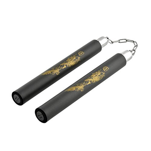 Soft training nunchaku harjoittelu nuncha kepit merkitä Rough Rider. Kumipäällysteiset puiset nunchakut hitsatuilla ketjulenkeillä. Erinomaiset niin aloittelijalle että kokeneemmallekin, uusien tekniikoiden kuhmuttomaan opetteluun. Kuvassa kuvioinnit näkyvissä.
