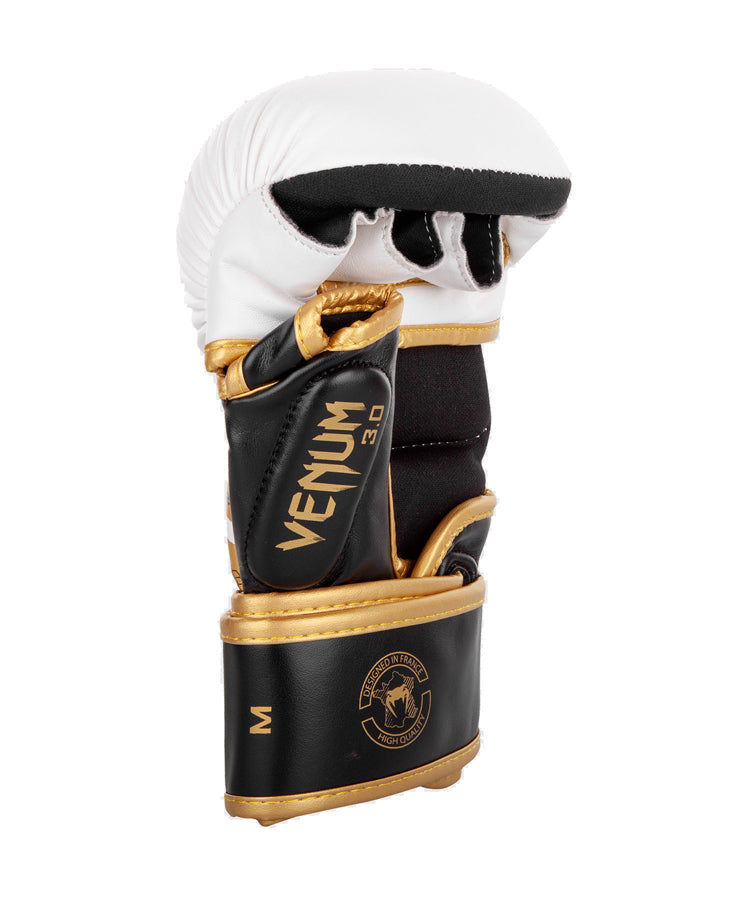 Venum MMA hanskat CHALLENGER 3.0 Valko-Kulta sparraushanskat. Kuvassa hanska pystyssä ja peukalon yksityiskohta
