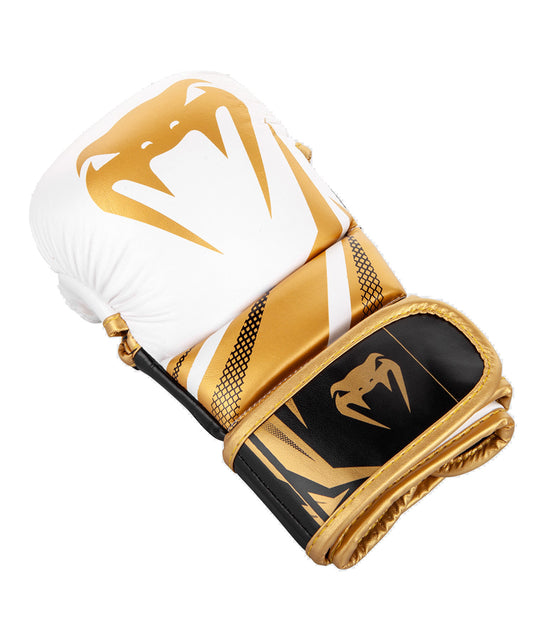 Venum MMA hanskat CHALLENGER 3.0 Valko-Kulta sparraushanskat. Kuvassa yksi mma hanska