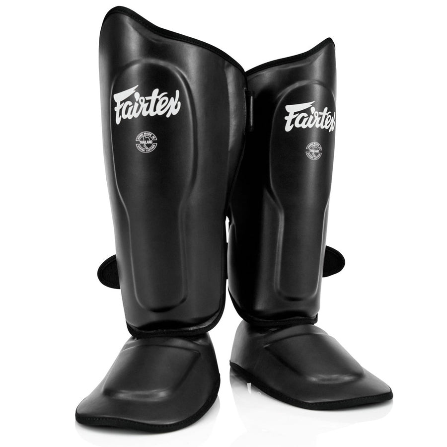 Fairtex SP9 -säärisuojat tarjoavat ylivoimaista suojaa ja mukavuutta. Fairtexin säärisuojat kuvattu edestä, mustat. 