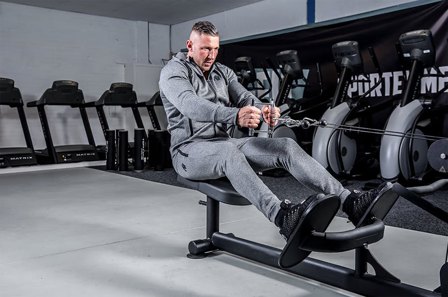 Gorilla Wear Bridgeport Joggers housut treenaavan miehen päällä