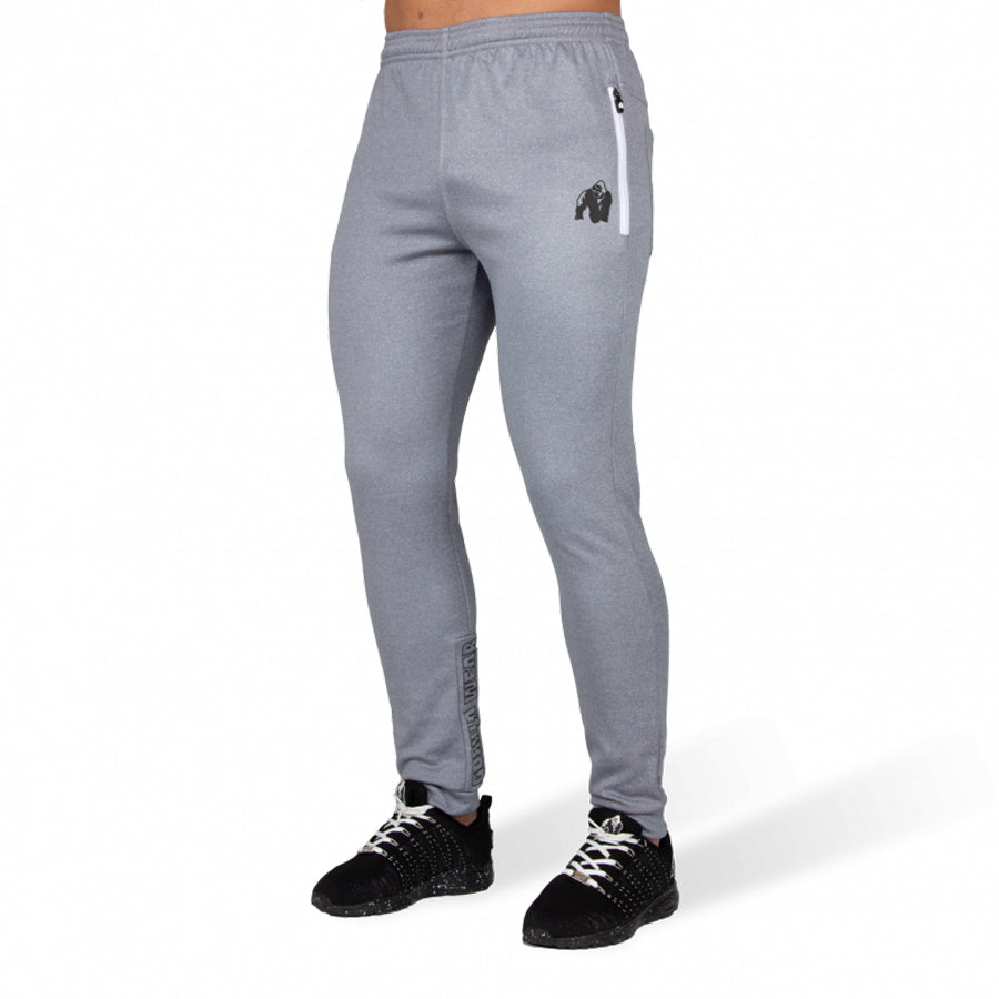 Gorilla Wear Bridgeport Joggers housut kuvattuna mallin päällä edestä