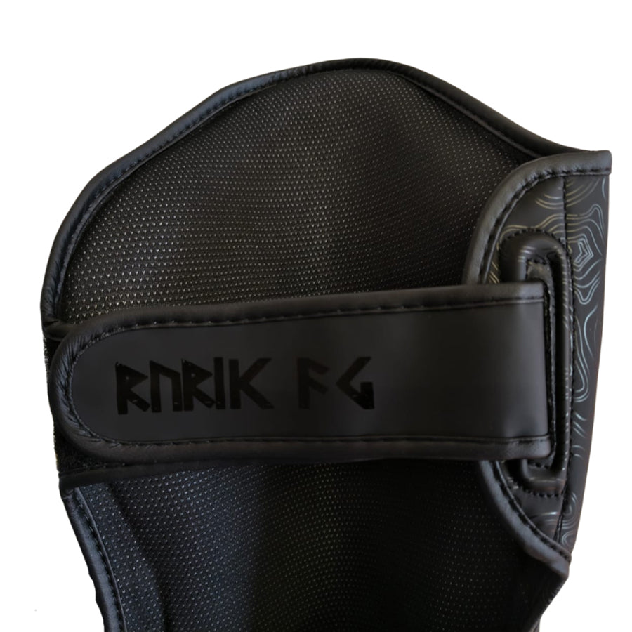 Rurik Fightgear Grimnir säärisuojat on suunniteltu thainyrkkeilyyn ja potkunyrkkeilyyn. Ergonominen muotoilu, tehokas iskunvaimennus ja kestävät kiinnitykset. Kuvassa kiinnityksen yksityiskohta. 