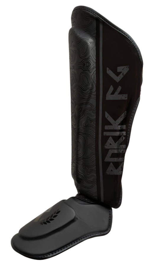 Rurik Fightgear Grimnir säärisuojat on suunniteltu thainyrkkeilyyn ja potkunyrkkeilyyn. Ergonominen muotoilu, tehokas iskunvaimennus ja kestävät kiinnitykset. kuvassa yksi säärisuoja.