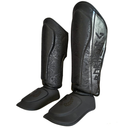 Rurik Fightgear Grimnir säärisuojat on suunniteltu thainyrkkeilyyn ja potkunyrkkeilyyn. Ergonominen muotoilu, tehokas iskunvaimennus ja kestävät kiinnitykset. kuvassa sääritukipari viistosti. 
