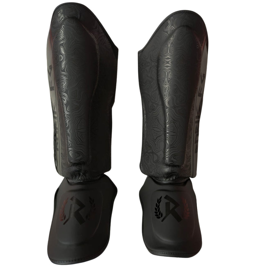 Rurik Fightgear Grimnir säärisuojat on suunniteltu thainyrkkeilyyn ja potkunyrkkeilyyn. Ergonominen muotoilu, tehokas iskunvaimennus ja kestävät kiinnitykset. Kuvassa säärisuojat suojat suoraan edestä. 