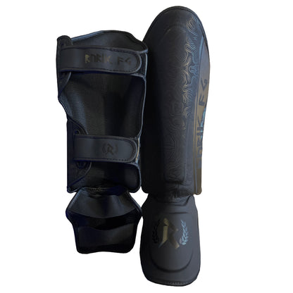 Rurik Fightgear Grimnir säärisuojat on suunniteltu thainyrkkeilyyn ja potkunyrkkeilyyn. Ergonominen muotoilu, tehokas iskunvaimennus ja kestävät kiinnitykset. Kuvassa säärisuoja pari edestä ja takaa