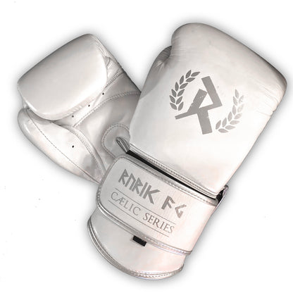 Rurik Fightgear Cælic 2.0 valkoiset nyrkkeilyhanskat kovaan treeniin ja sparriin. Mukava istuvuus, hyvä iskunvaimennus ja kestävä rakenne. Aitoa nahkaa. Kuvassa hanskapari päällekkin. ptcumbat.com