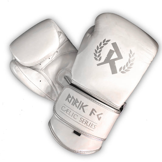 Rurik Fightgear Cælic 2.0 valkoiset nyrkkeilyhanskat kovaan treeniin ja sparriin. Mukava istuvuus, hyvä iskunvaimennus ja kestävä rakenne. Aitoa nahkaa. Kuvassa hanskapari päällekkin. ptcumbat.com