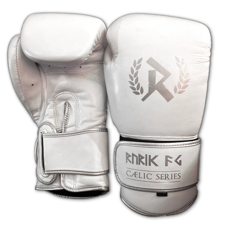 Rurik Fightgear Cælic 2.0 valkoiset nyrkkeilyhanskat kovaan treeniin ja sparriin. Mukava istuvuus, hyvä iskunvaimennus ja kestävä rakenne. Aitoa nahkaa. Kuvassa hanskapari edestä ja takaa. ptcumbat.com