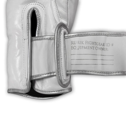 Rurik Fightgear Cælic 2.0 valkoiset nyrkkeilyhanskat kovaan treeniin ja sparriin. Mukava istuvuus, hyvä iskunvaimennus ja kestävä rakenne. Aitoa nahkaa. Kuvassa kiinnityksen yksityiskohta. ptcumbat.com