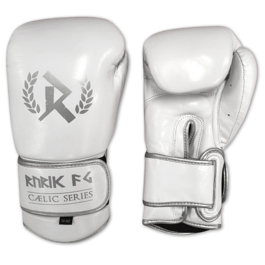 Rurik Fightgear Cælic 2.0 valkoiset nyrkkeilyhanskat kovaan treeniin ja sparriin. Mukava istuvuus, hyvä iskunvaimennus ja kestävä rakenne. Aitoa nahkaa. Kuvassa hanskapari kummaltakin puolelta. ptcumbat.com