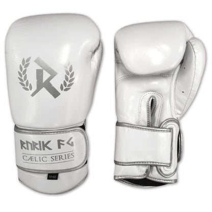 Rurik Fightgear Cælic 2.0 valkoiset nyrkkeilyhanskat kovaan treeniin ja sparriin. Mukava istuvuus, hyvä iskunvaimennus ja kestävä rakenne. Aitoa nahkaa. Kuvassa hanskapari kummaltakin puolelta. ptcumbat.com
