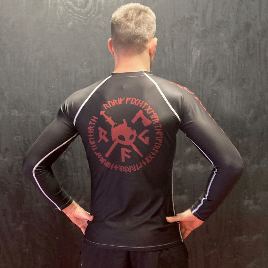 Rurik rash guard kuvattu takaa selkälogo