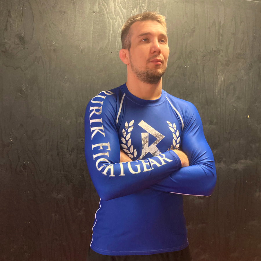 Rurik fg nogi bjj rash guard pitkähihainen treenipaita ja ottelupaita sininen lintulan päällä, kuva edestä