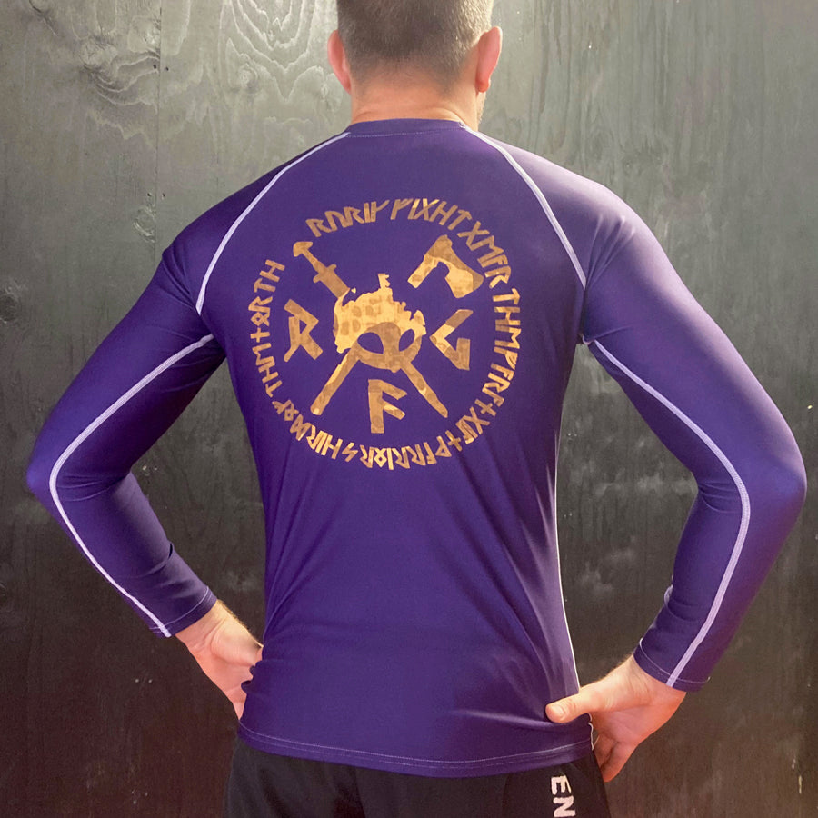 Rurik fg nogi bjj rash guard pitkähihainen treenipaita ja ottelupaita purppura violetti pronssi mallin päällä selkälogo