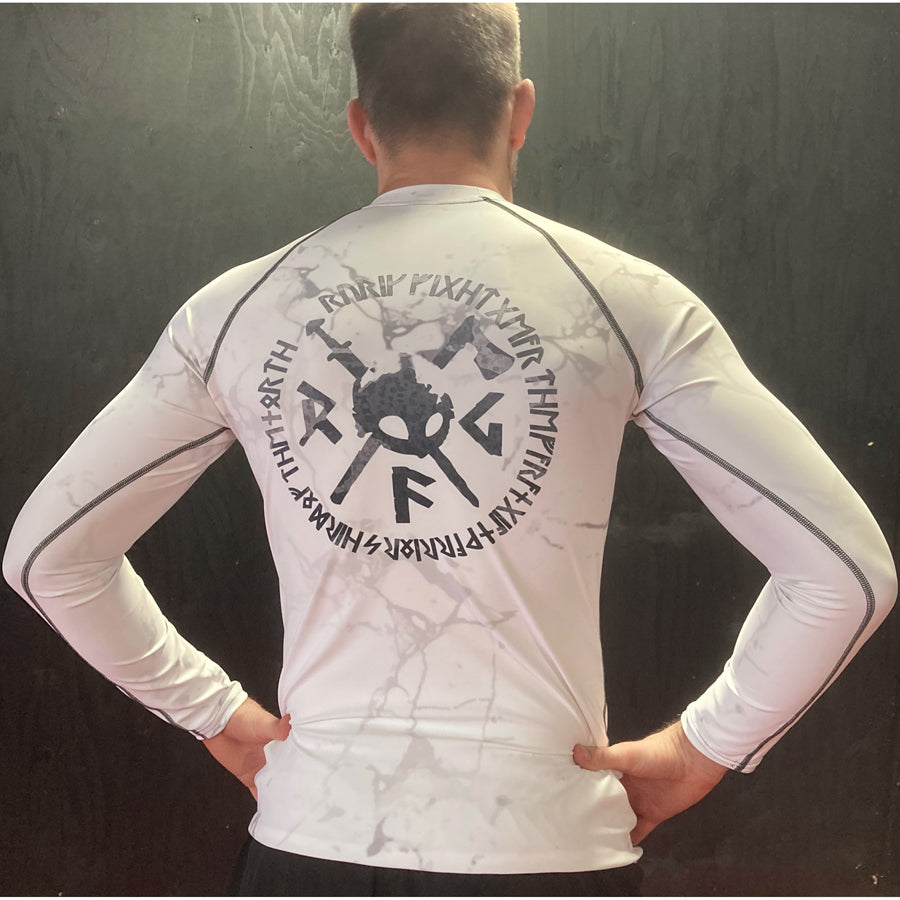 Rurik fg rash guard valkoinen pitkähihainen paita takaa logo henri lintulan päällä