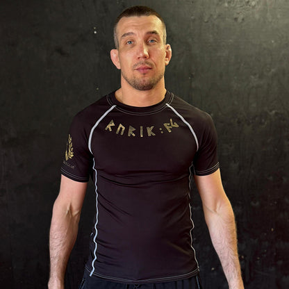 Mukava ja tyylikäs, musta Rurik FG rashguard, kuvassa paita Henri Lintulan päällä