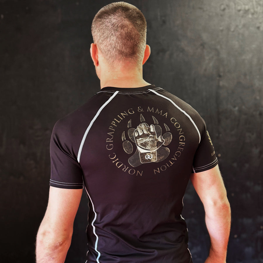 Mukava ja tyylikäs, musta Rurik FG rashguard, kuvassa paita Henkan päällä takaa