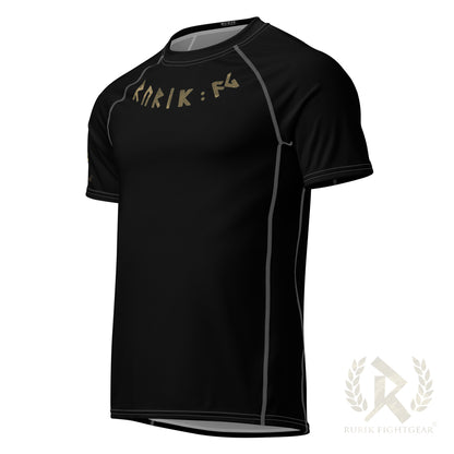 Mukava ja tyylikäs, musta Rurik FG rashguard, kuvassa paita viistosti 