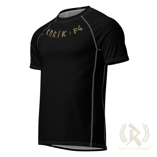 Mukava ja tyylikäs, musta Rurik FG rashguard, kuvassa paita viistosti 