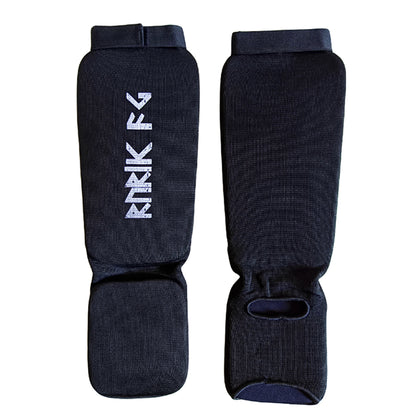Rurik Fightgear sukkamalliset säärisuojat tarjoavat ensiluokkaista suojaa kamppailulajien harrastajille ja kilpailijoille. BJJ, thai, kickboxing, MMA suojat. Kuvassa säärisuojat edestä ja takaa.