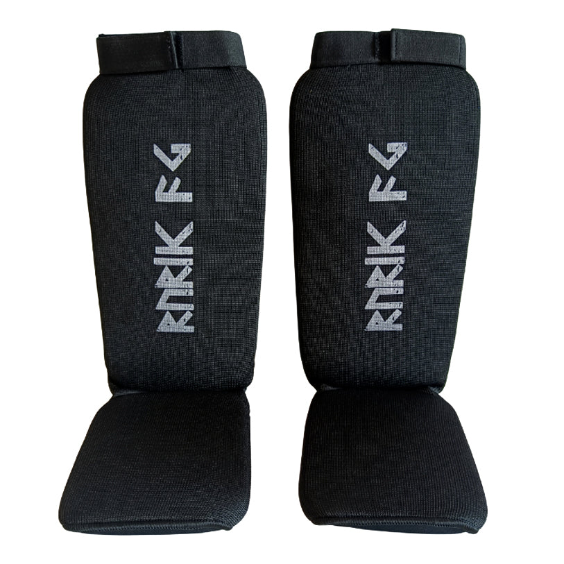 Rurik Fightgear sukkamalliset säärisuojat tarjoavat ensiluokkaista suojaa kamppailulajien harrastajille ja kilpailijoille. BJJ, thai, kickboxing, MMA suojat. Kuvassa säärisuojat edestä. 