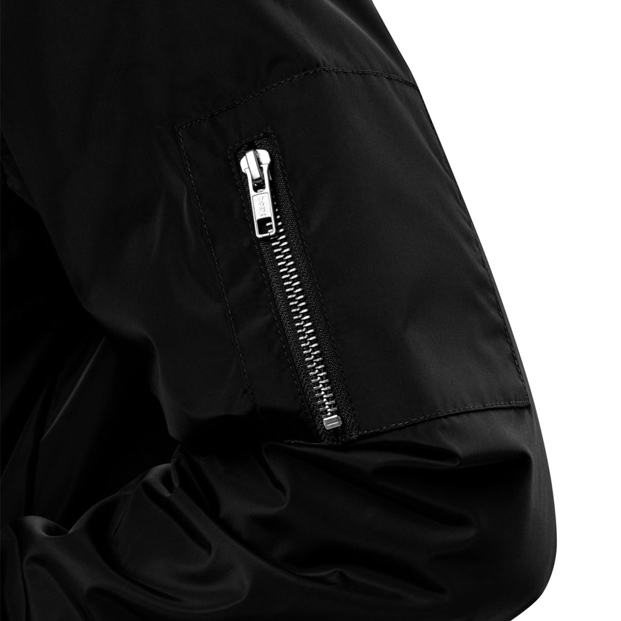 Rurik Fightgear-lentäjänpusakka.
Rurik FG "R" -logo rintapielessä sekä riimulogo selässä monivärisesti brodeerattuna. Kuvassa hihan yksityiskohta. ptcumbat.com