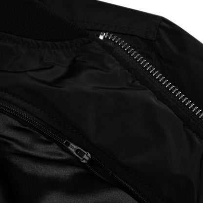 Rurik Fightgear-lentäjänpusakka.
Rurik FG "R" -logo rintapielessä sekä riimulogo selässä monivärisesti brodeerattuna. Kuvassa takin yksityiskohta. ptcumbat.com
