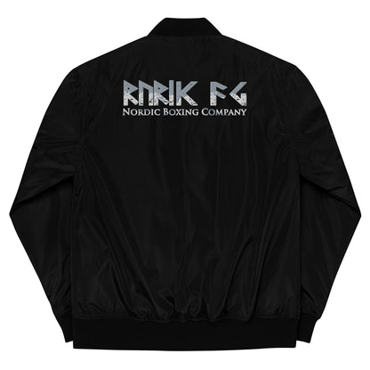 Rurik Fightgear-lentäjänpusakka.
Rurik FG "R" -logo rintapielessä sekä riimulogo selässä monivärisesti brodeerattuna. Kuvassa pilottitakki  takaa. ptcumbat.com