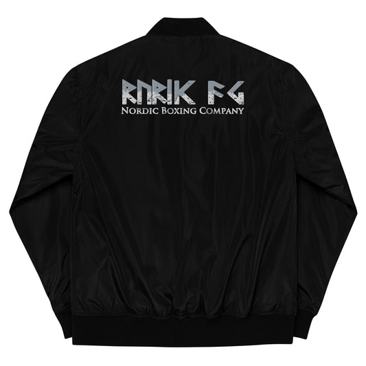 Rurik Fightgear-lentäjänpusakka.
Rurik FG "R" -logo rintapielessä sekä riimulogo selässä monivärisesti brodeerattuna. Kuvassa pilottitakki  takaa. ptcumbat.com