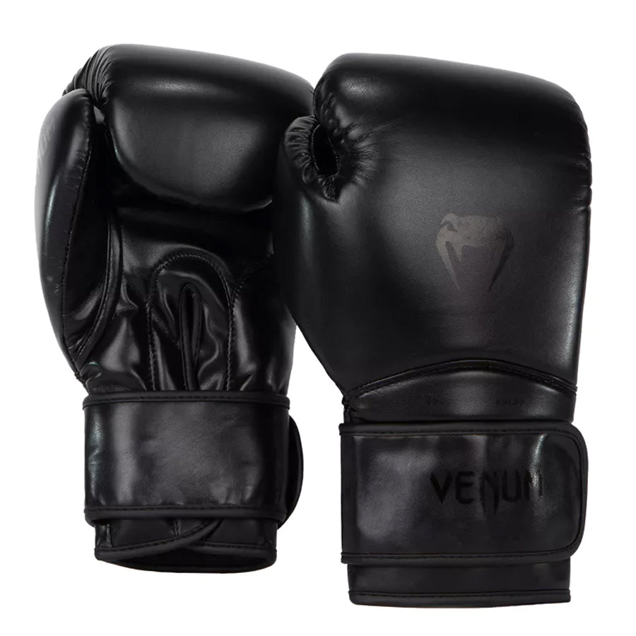 Venum Contender 1.5 on laadukas aloitustason nyrkkeilyhanska säännölliseen käyttöön. Tyylikäs mustaa mustalla -kuviointi  Kuvassa hanskapari. ptcumbat.com