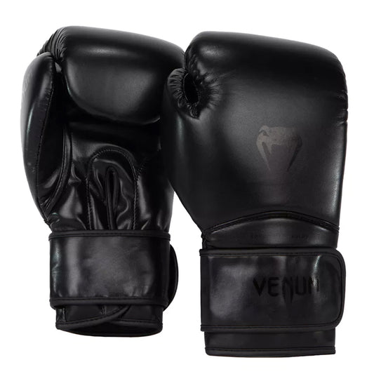 Venum Contender 1.5 on laadukas aloitustason nyrkkeilyhanska säännölliseen käyttöön. Tyylikäs mustaa mustalla -kuviointi  Kuvassa hanskapari. ptcumbat.com