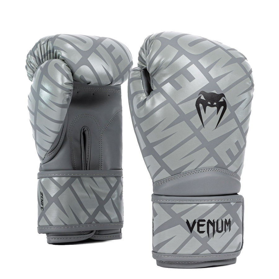 VENUM Contender 1.5 XT Nyrkkeilyhanskat - hopea. Ihanteellinen lajeihin nyrkkeily, Muay Thai -nyrkkeilj ja potkunyrkkeily. Kuvassa hanskojen yksityiskohtia.