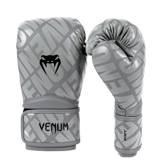 VENUM Contender 1.5 XT Nyrkkeilyhanskat - hopea. Ihanteellinen lajeihin nyrkkeily, Muay Thai -nyrkkeilj ja potkunyrkkeily. Kuvassa hanskat rystypuolelta ja sivusta.
