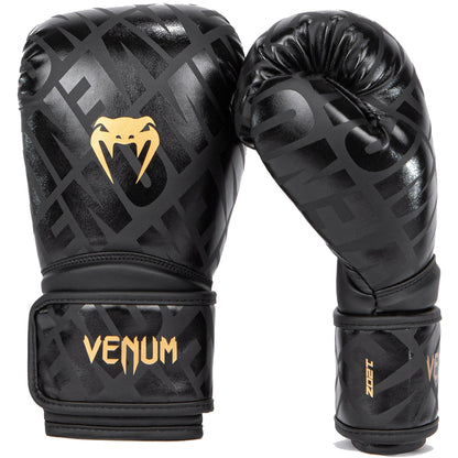 VENUM Contender 1.5 XT Nyrkkeilyhanskat - Musta/Kulta. Ihanteellinen lajeihin nyrkkeily, Muay Thai -nyrkkeilj ja potkunyrkkeily. Kuvassa hanskat edestä ja sivusta, yksityiskohdat.