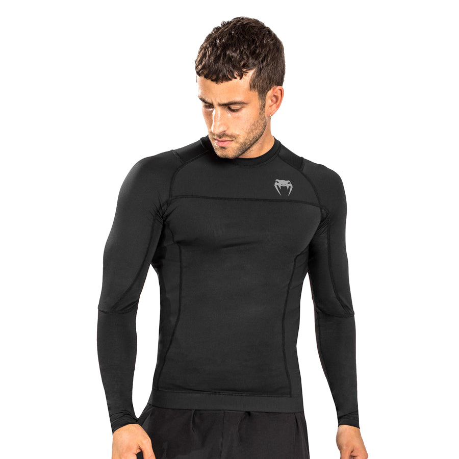 Venum G-Fit Air Long-Sleeve Rashguard. Paidassa on venumin logo vasemmassa rinnassa. Kuvassa rashguard kuvattuna miehen päällä. ptcumbat.com
