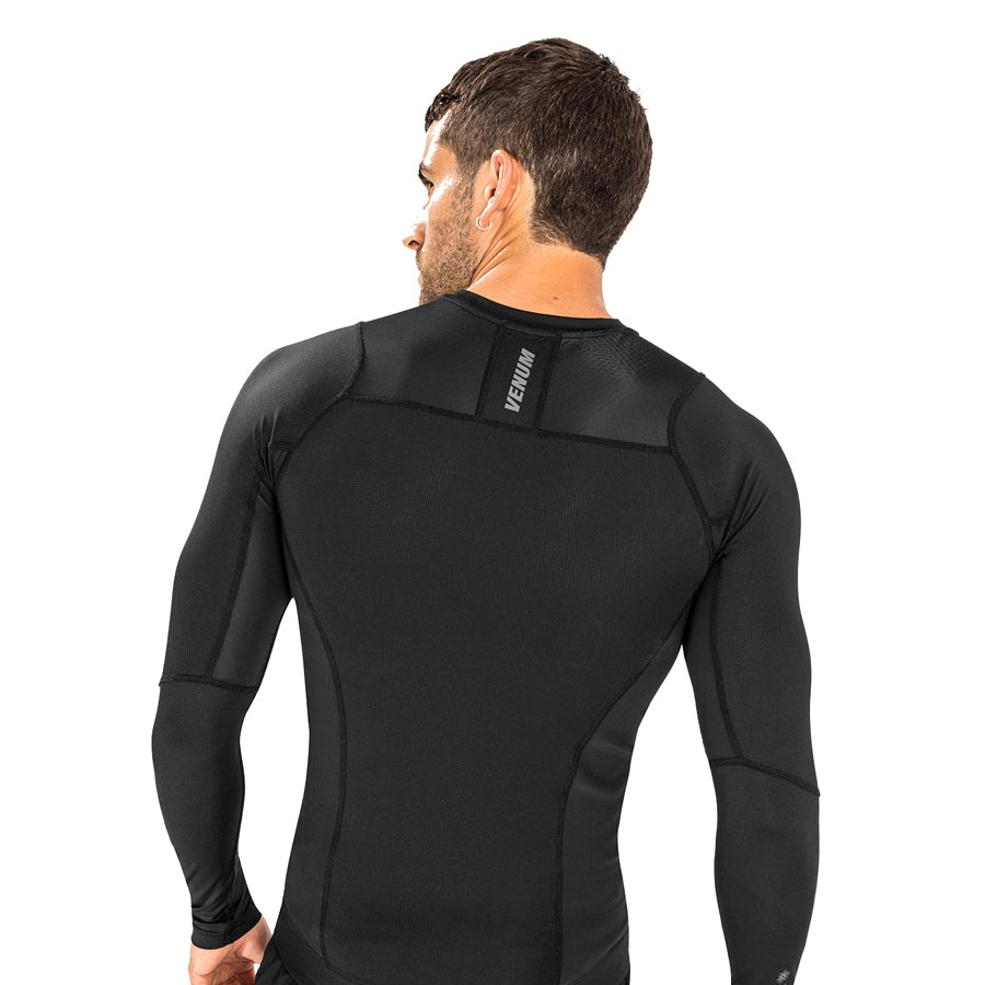 Venum G-Fit Air Long-Sleeve Rashguard. Tyylilkäs musta väri. Kuvassa rashguard takaa. ptcumbat.com