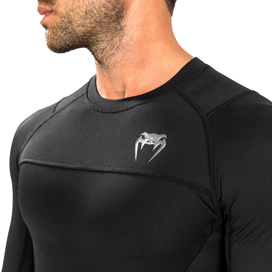 Venum G-Fit Air Long-Sleeve Rashguard. Tyylilkäs musta väri. Kuvassa brodeerattu Venum logo. ptcumbat.com