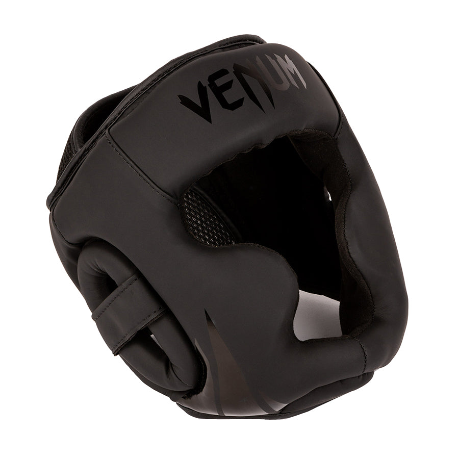 Venum nyrkkeilykypärä lapsille musta nyrkkeily lasten kamppailuvarusteet kypärä kids boxing helmet head gear kypärä lapselle, kuvattu viistosti edestä