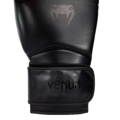 Venum Contender 1.5 on laadukas aloitustason nyrkkeilyhanska säännölliseen käyttöön. Tyylikäs mustaa mustalla -kuviointi. Kuvassa hanskan yksityiskohta. ptcumbat.com