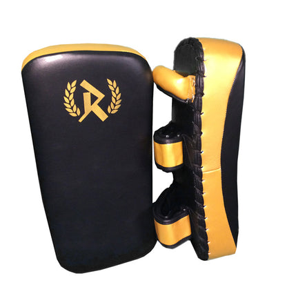 Rurik Fight gear G Caelic -sarjan potkutyynypari. Huippulaadukkaat ja käsintehdyt Thaipadit oikeaa nahkaa.
Kestävä valinta salitreeniin mihin tahansa pystylajiin.  Kuvassa tyyny edestä ja sivulta. ptcumbat.com