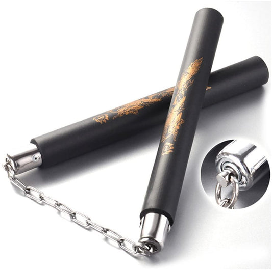 Soft training nunchaku harjoittelu nuncha kepit merkitä Rough Rider. Kumipäällysteiset puiset nunchakut hitsatuilla ketjulenkeillä. Erinomaiset niin aloittelijalle että kokeneemmallekin, uusien tekniikoiden kuhmuttomaan opetteluun. Kuvassa nunchakut päällekkäin aseteltuna.