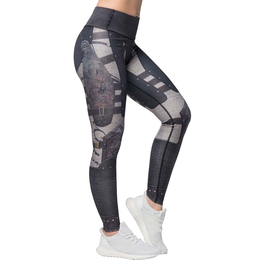 Anarchy Apparel scorpion kompressio  leggingsit. Korkeavyötäröinen malli pysyy nykimättä yllä ja näyttää hyvältä pohjoismaisen naisen päällä. kuvattu sivun yksityiskohtaa. 