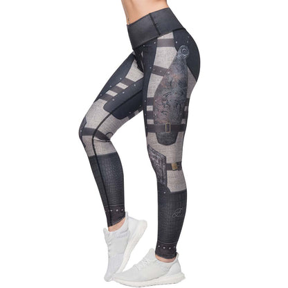 Anarchy Apparel scorpion kompressio  leggingsit. Korkeavyötäröinen malli pysyy nykimättä yllä ja näyttää hyvältä pohjoismaisen naisen päällä. Kuvattu sivusta