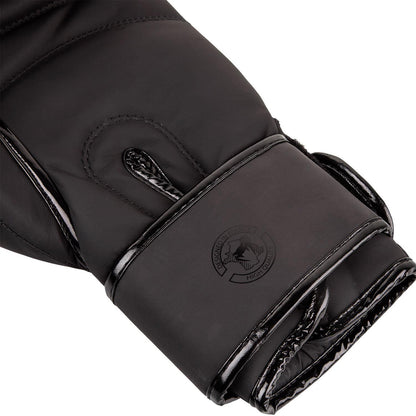 Venum contender 2.0 nyrkkeilyhanska Sopii erinomaisesti kuntonyrkkeilyyn. Lasten, nuorten, miesten, naisten ja aikuisten Nyrkkeilyhanska, koot 12oz, 14oz ja 16oz. Kuvassa ranneosa. 